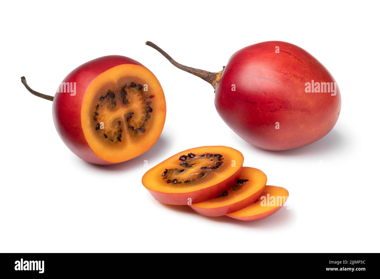 Frische reife geschnittene Tamarillo Nahaufnahme isoliert auf weißem Hintergrund Stockfoto