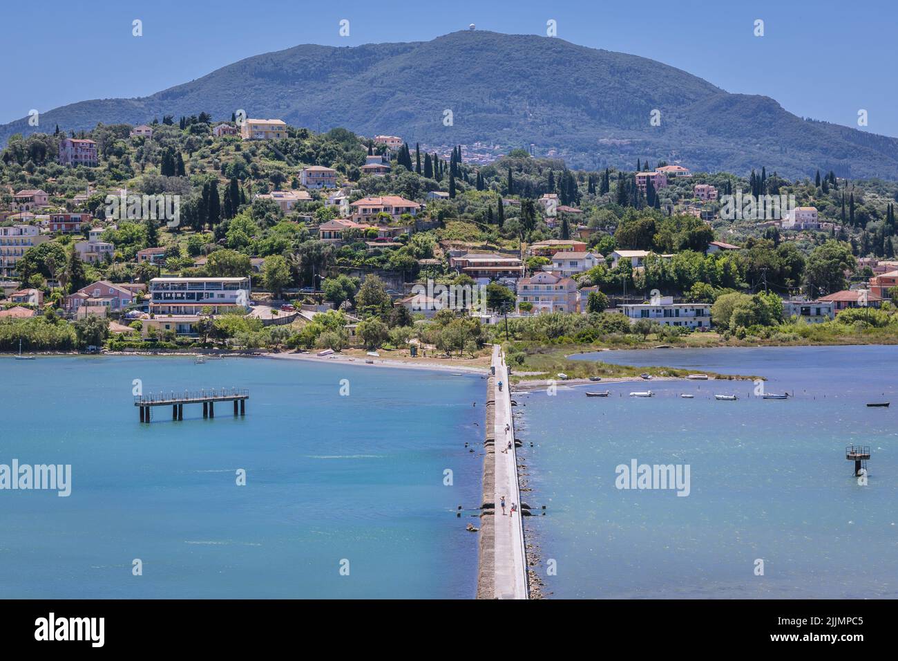 Kanoni-Brücke im Kanoni-Gebiet von Korfu-Stadt auf der Insel Korfu, Ionische Inseln, Griechenland, Blick auf das Dorf Perama Stockfoto