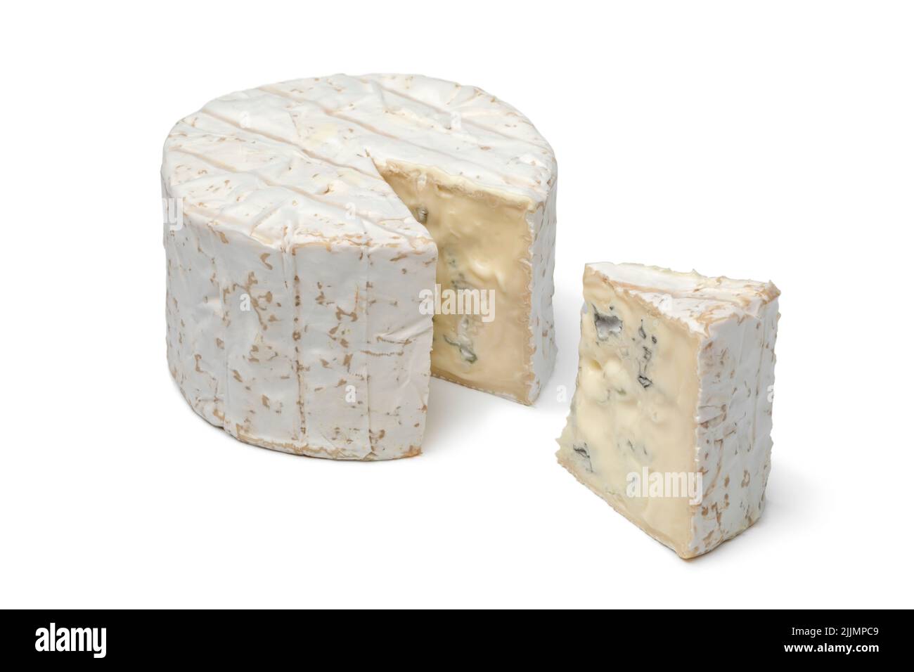 Ganzer französischer Bleu de Bresse Käse und ein Keil isoliert auf weißem Hintergrund aus der Nähe Stockfoto