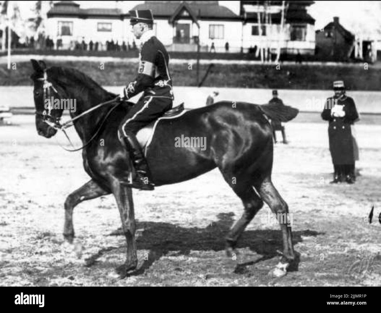 Dressurwettbewerb (wahrscheinlich die Nordic Riders Games) im Sportpark in Östermalm in Stockholm. Stockholms Reithaus im Hintergrund, jetzt befindet sich hier das Stadion. Stockfoto