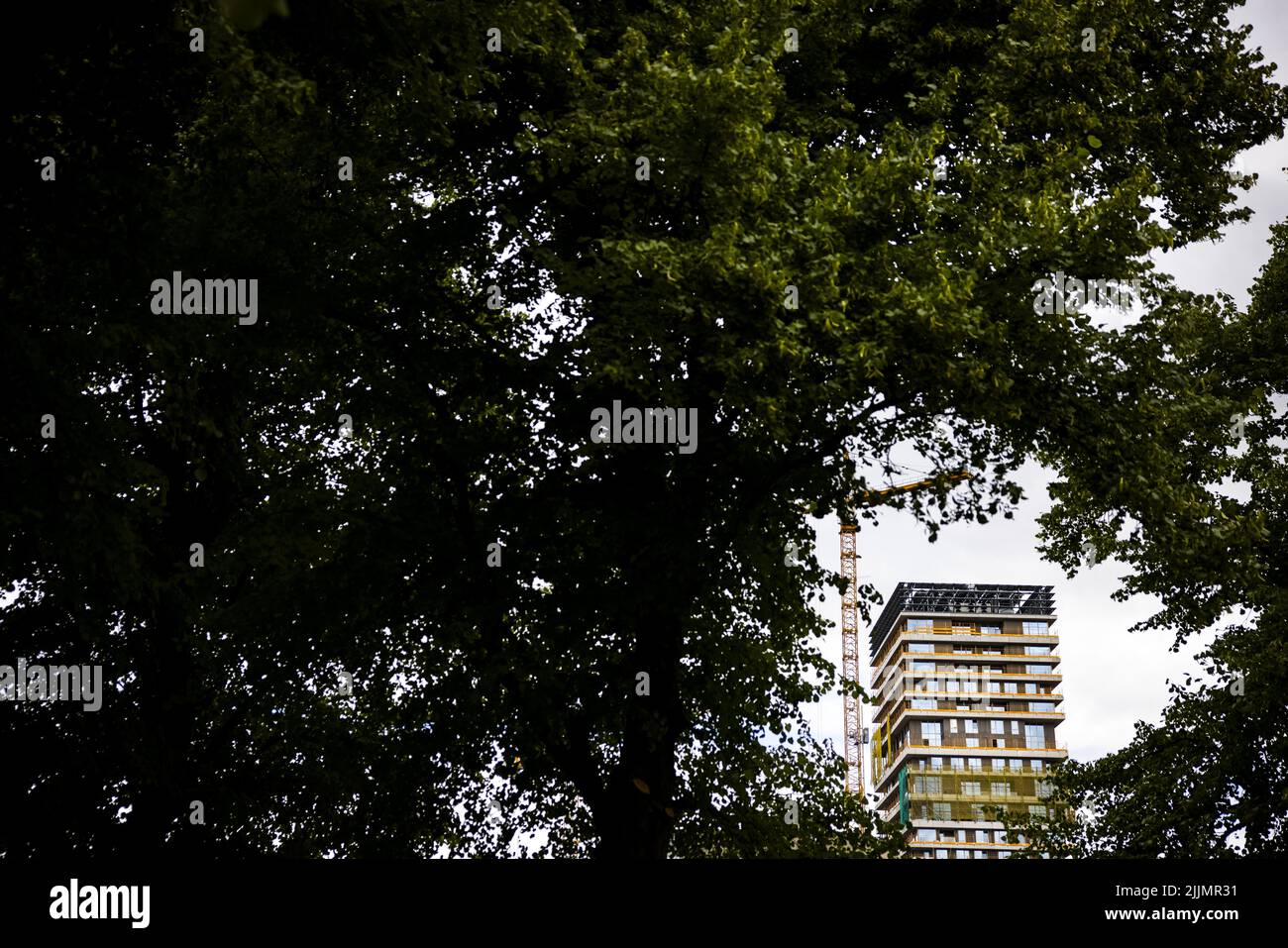 2022-07-27 12:55:06 AMSTERDAM - der Wohnturm des Vertikalen Bauprojekts. Der Gebäudekomplex wird neben der Unterbringung auch Gewerbeflächen enthalten. ANP RAMON VAN FLYMEN niederlande Out - belgien Out Stockfoto
