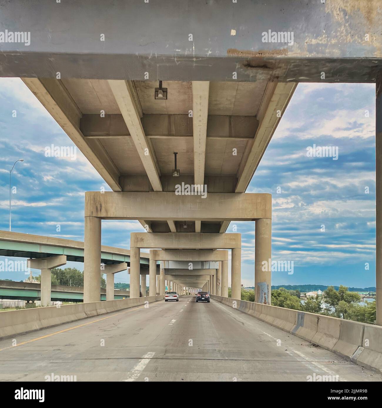 Coole Säulen entlang der I-29-Brücke in St. Joe Missouri. Dies ist der Beginn der Interstate 29. Stockfoto