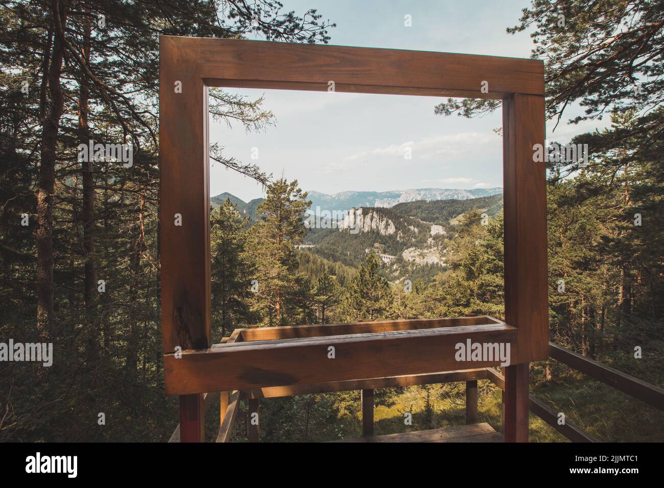 Blick durch einen rechteckigen Holzrahmen des Kalte-Rinne-Viadukts in der Steiermark-Semerer Region im östlichen Nordösterreich. Stockfoto