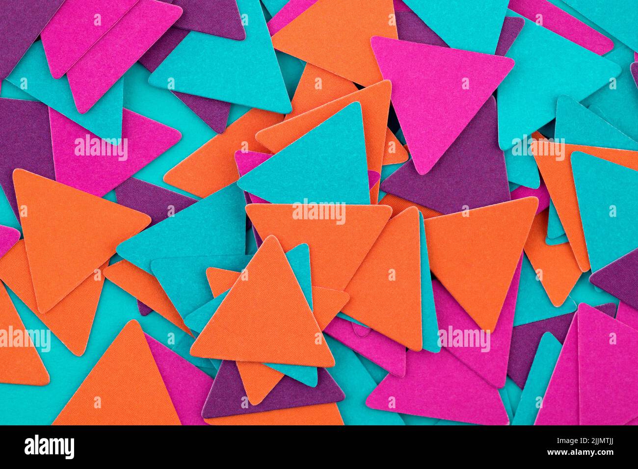 Abstrakte bunte geometrische Komposition Hintergrund mit zufälligem Papier Dreiecke Stockfoto
