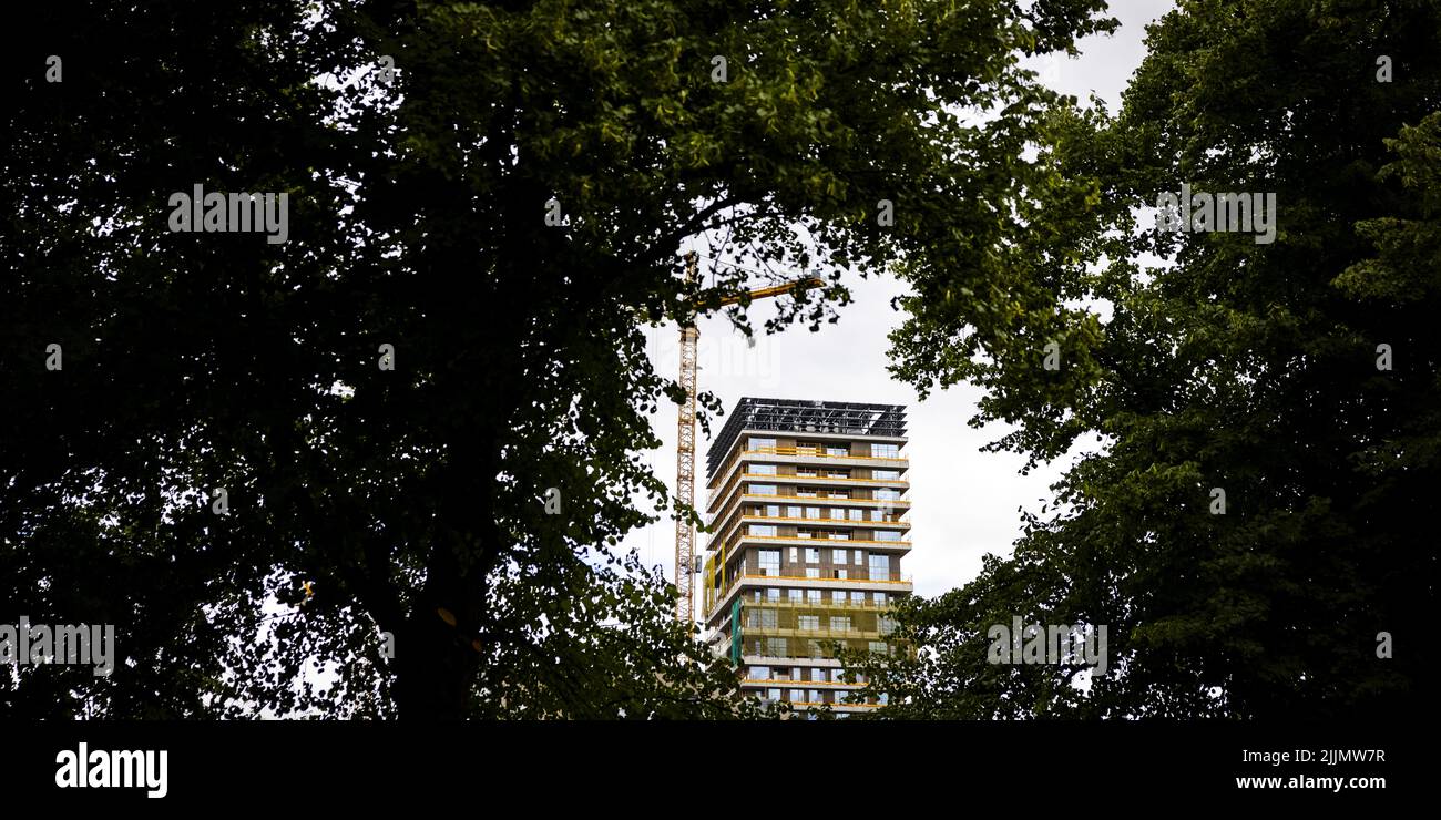 2022-07-27 12:55:03 AMSTERDAM - der Wohnturm des Vertikalen Bauprojekts. Der Gebäudekomplex wird neben der Unterbringung auch Gewerbeflächen enthalten. ANP RAMON VAN FLYMEN niederlande Out - belgien Out Stockfoto