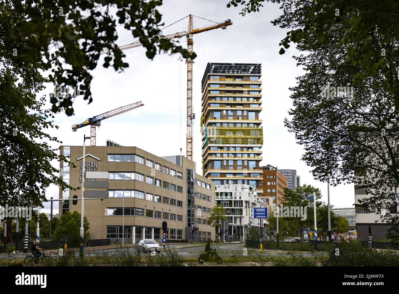 2022-07-27 12:53:48 AMSTERDAM - der Wohnturm des Vertikalen Bauprojekts. Der Gebäudekomplex wird neben der Unterbringung auch Gewerbeflächen enthalten. ANP RAMON VAN FLYMEN niederlande Out - belgien Out Stockfoto