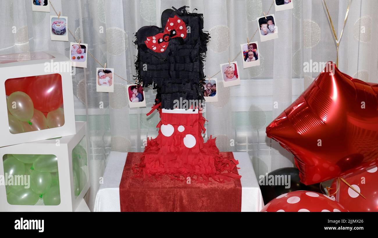 Die piñata für ein Mädchen mit den Farben von Minnie Mouse Stockfoto