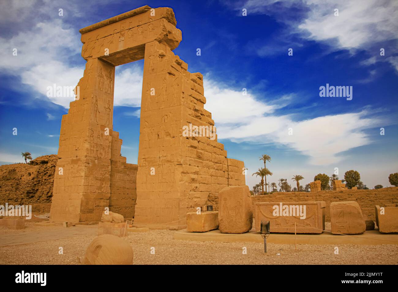 Die Ruinen des schönen alten Tempels von Dendera oder Hathor Tempel. Ägypten, Dendera, ein alter ägyptischer Tempel in der Nähe der Stadt Ken. Stockfoto