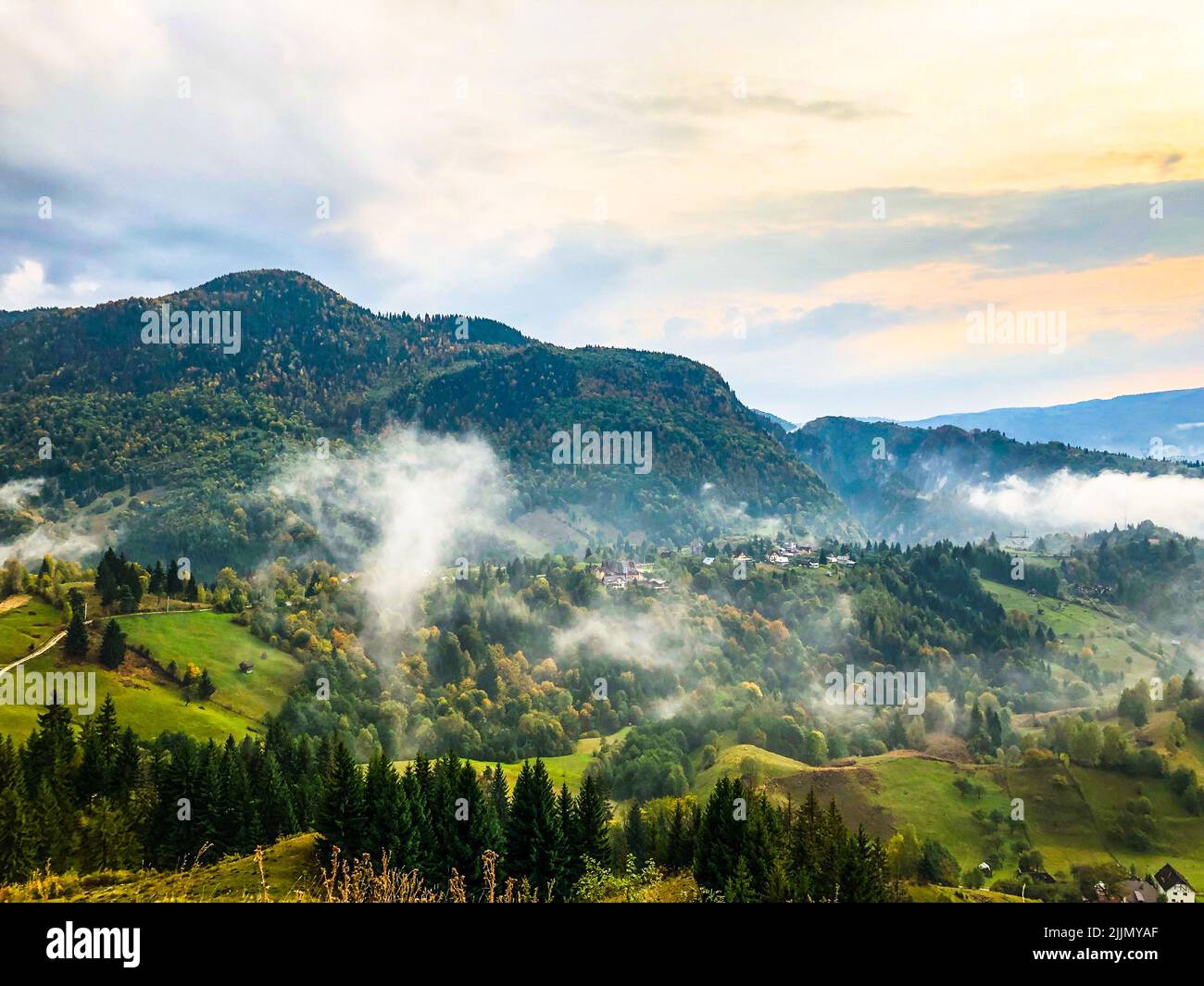 Eine schöne Aussicht auf die Berge in Rucar-Bran, Rumänien Stockfoto