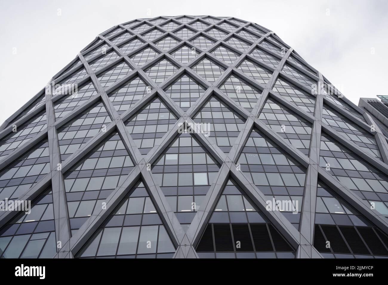 Ein niedriger Winkel mit Blick auf ein symmetrisches hohes modernes Gebäude mit Glasfenstern Stockfoto