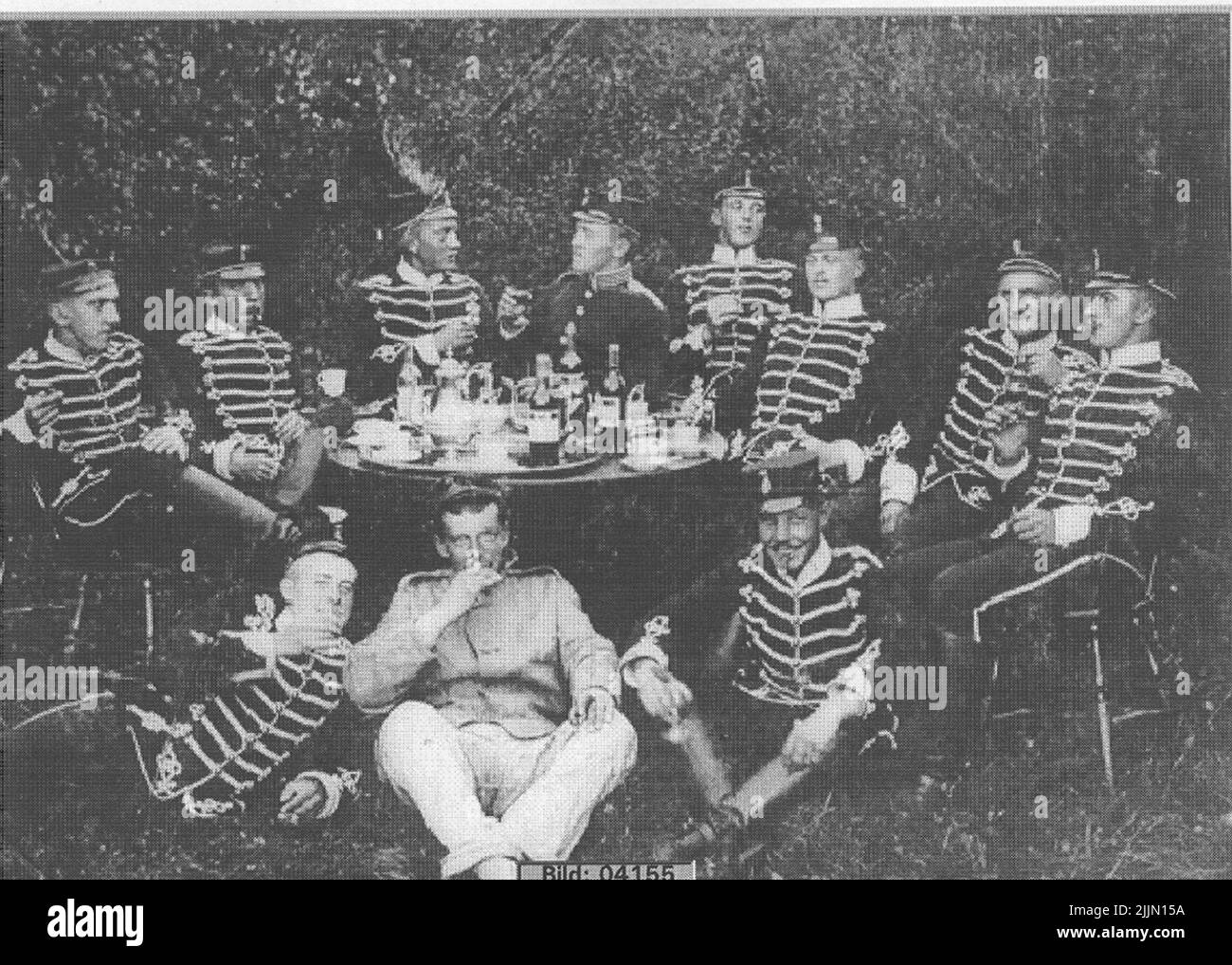 K3. Eine schöne Party im Grünen, mit Kaffee, stärkeren Waren und Zigarren. Stockfoto