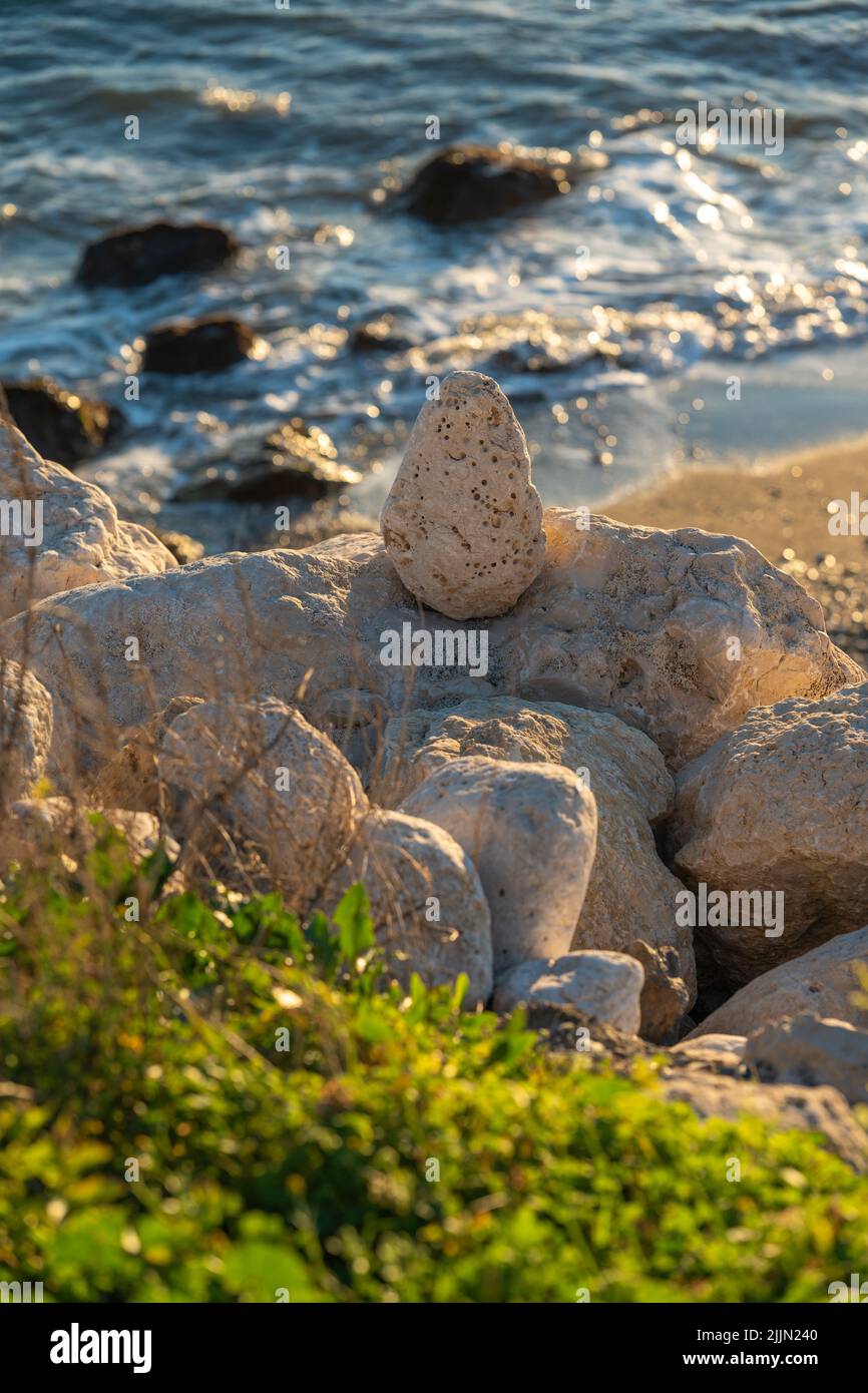 Ein natürlicher Blick auf die Steine am Strand während der Sommerzeit Stockfoto