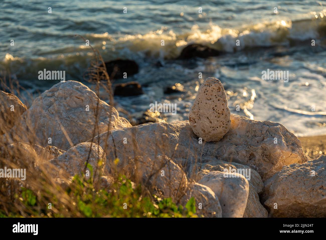 Ein natürlicher Blick auf die Steine am Strand während der Sommerzeit Stockfoto