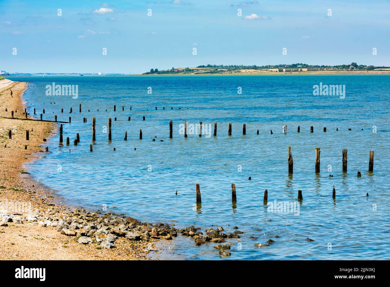 Blick über die Mündung der Swale zur Isle of Sheppey von Seasalter in Kent, England Stockfoto