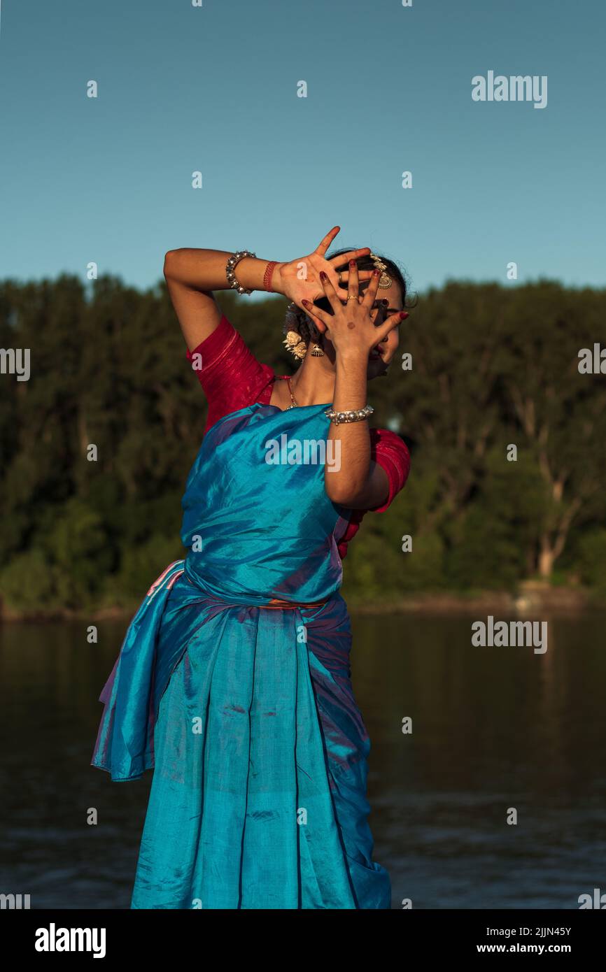 Mit den Veränderungen in Zeit und Raum entwickelt sich die Odissi-Tanzform weiter. Der Veranstaltungsort ändert sich und es gibt keine Einschränkungen in Tempeln Stockfoto