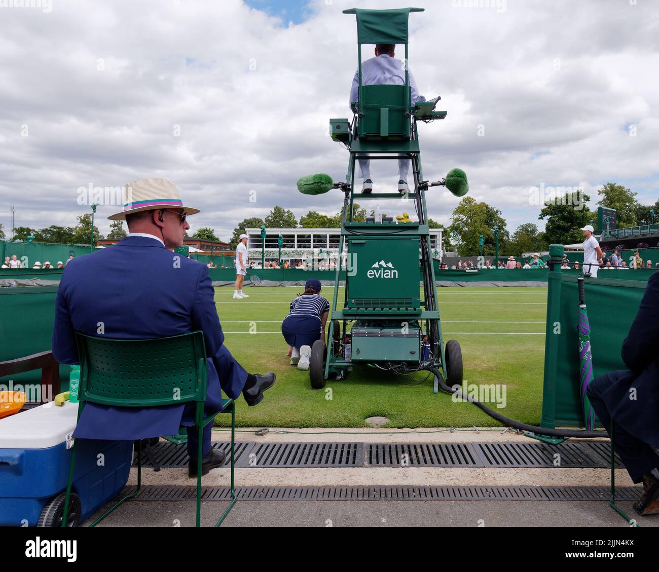 Wimbledon, Greater London, England, Juli 02 2022: Wimbledon Tennis Championship. Sicherheitsmann in einem Melkhut beobachtet, wie ein Spiel im Gange ist. Stockfoto