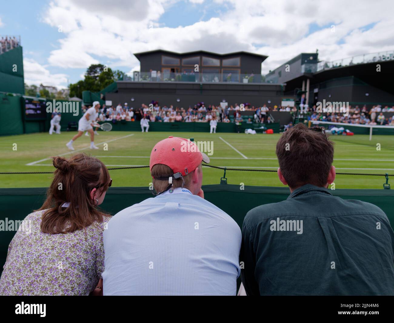 Wimbledon, Greater London, England, Juli 02 2022: Wimbledon Tennis Championship. Zuschauer beobachten mit Interesse ein Tennisspiel. Stockfoto