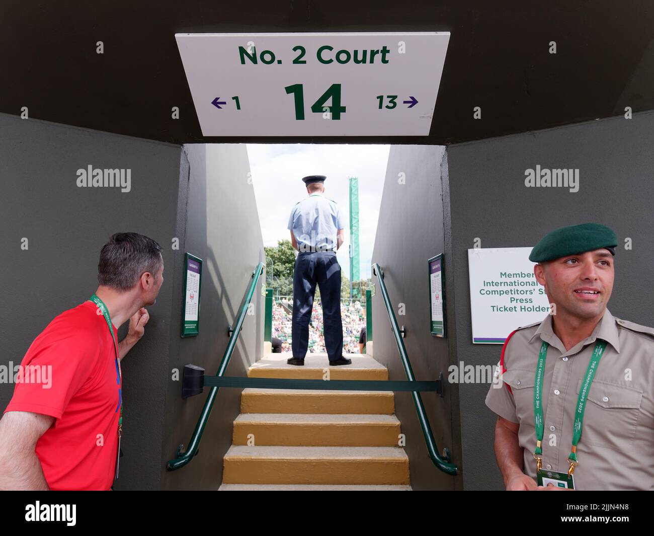 Wimbledon, Greater London, England, Juli 02 2022: Wimbledon Tennis Championship. Ein Beamter als Eingang zum Gericht Nummer zwei. Stockfoto