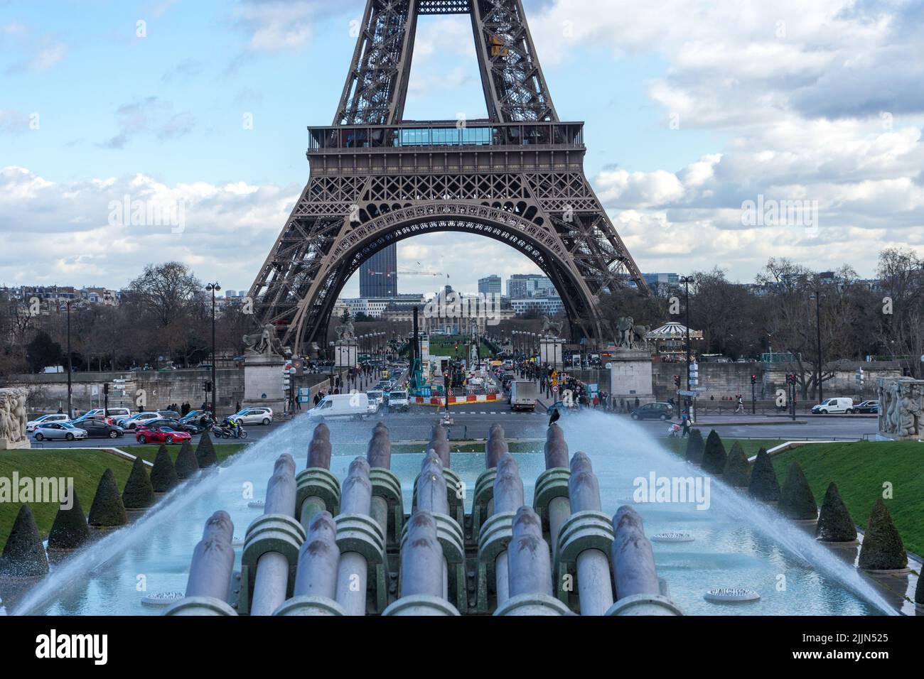 A unter dem Ingenieurswunder Eiffelturm in Paris Stockfoto