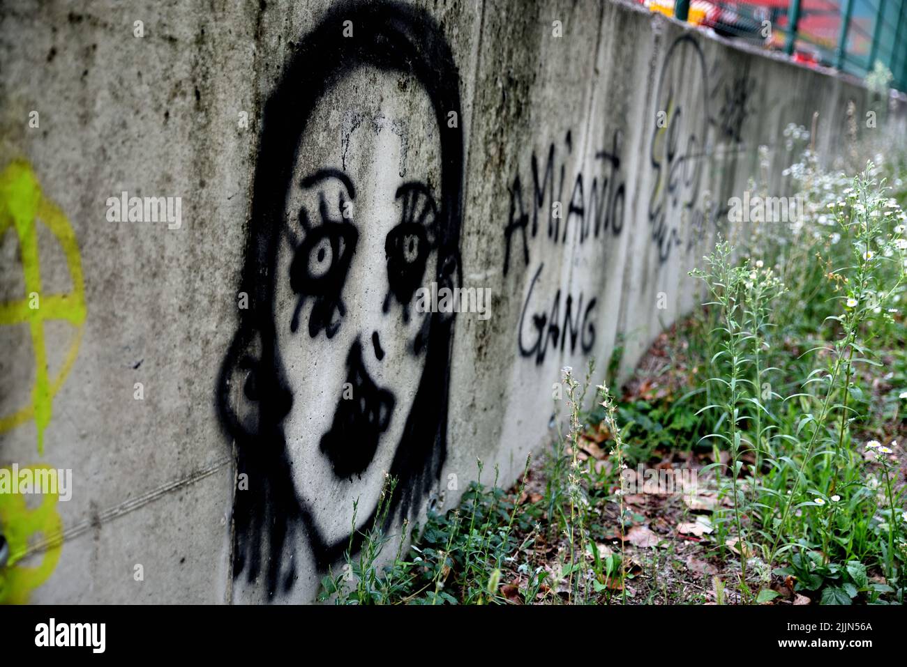 Street Art Gesicht fremd auf einer grauen Wand in Außenbezirke Graffiti Malerei Acryl in Piacenza, Italien Stockfoto