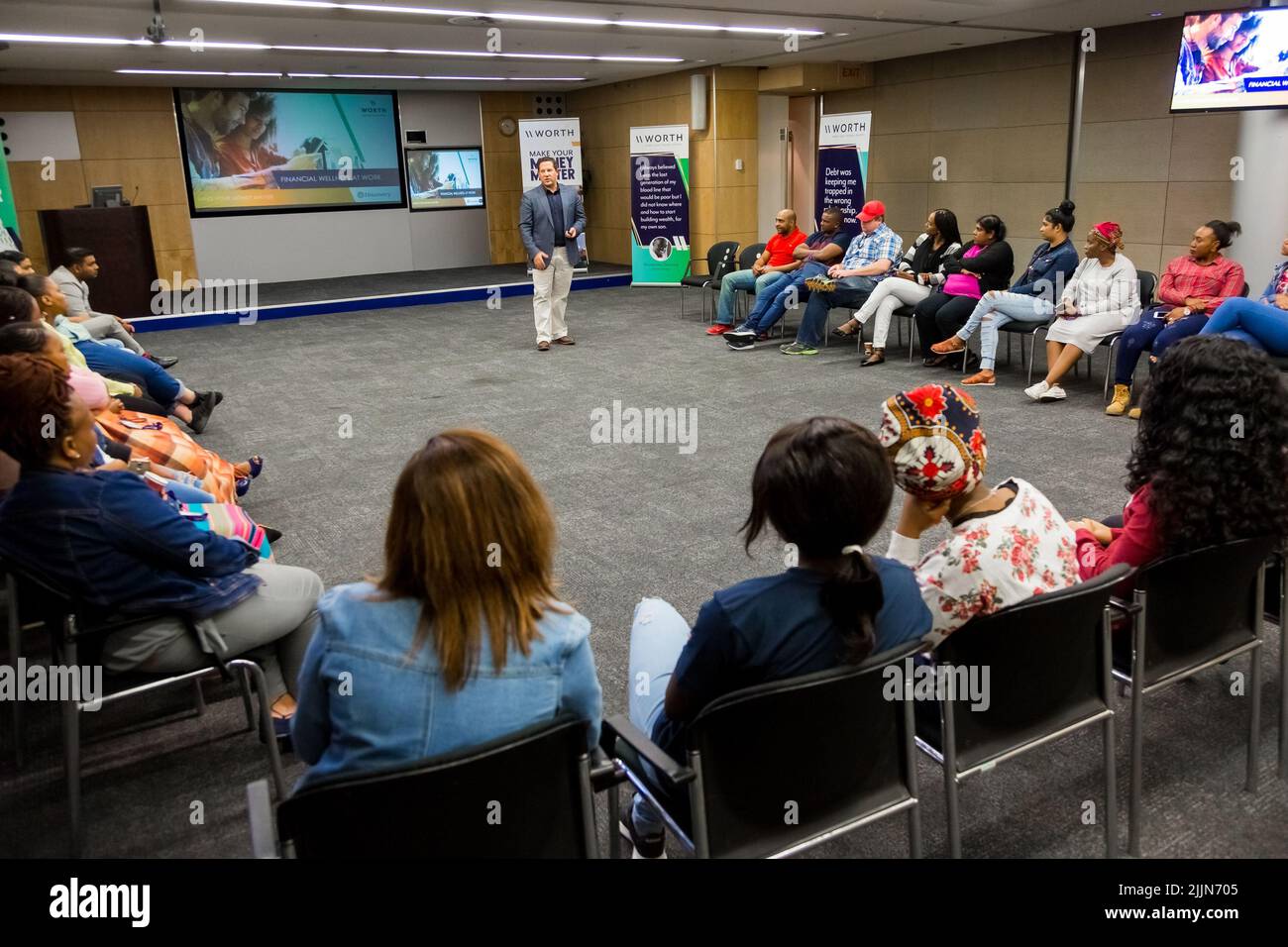 Der Pädagoge unterrichtet verschiedene Erwachsene Studenten über persönliche Finanzen in Johannesburg, Südafrika Stockfoto