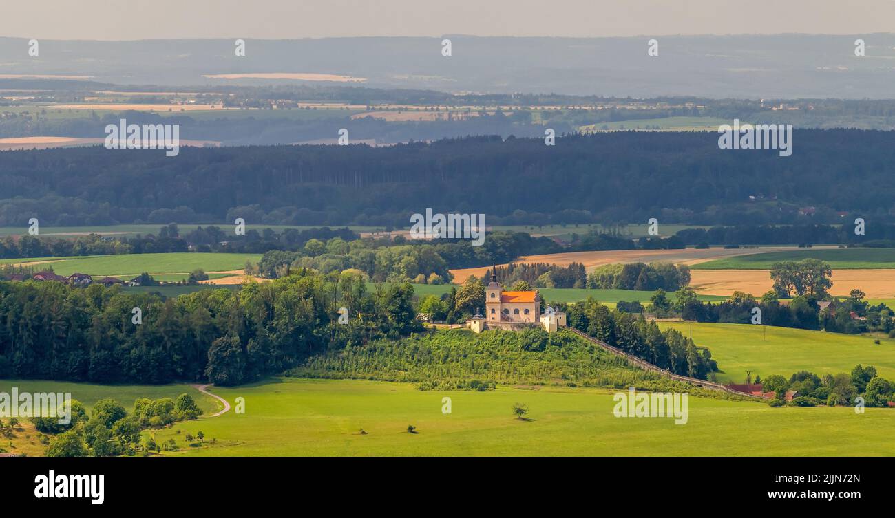 Landschaft mit einer Kirche auf einem Hügel, Wallfahrtskirche unserer Lieben Frau von Leiden, Mala Lhota, Tschechische republik Stockfoto
