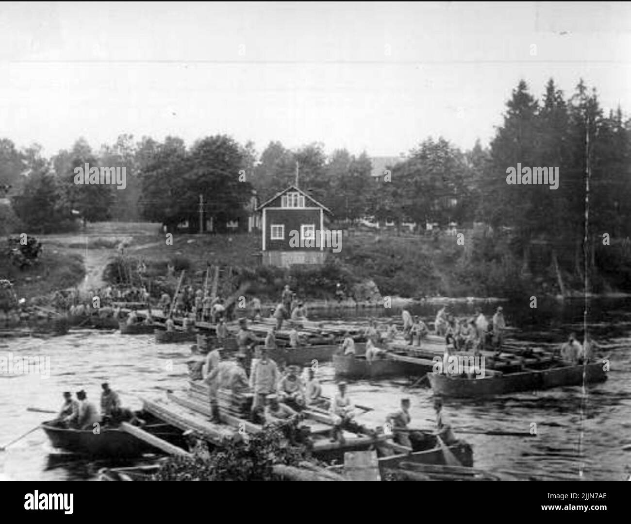 ING 2, Brückenreparatur der Kriegsbrücke bei Gullspång 1910. Sergeant Forsberg und Sergeant Aronsson..Objektkommentare: Die Frage scheint sich um den Bau eines, von rechts und teilweise fahrenden Fußweges und teilweise laufenden Baus eines sogenannten zu handelt. Feldbrücke (sogenannter Emergency Jetty). Links ist ein Pfahlkran für Eis von Pålartill Fältbrons Stützelement. Es gab Lager und den Übungsplatz. Siehe auch Magazin in Fortification Jahrgang 2002 Nr. 2, S. 38 ff. Stockfoto