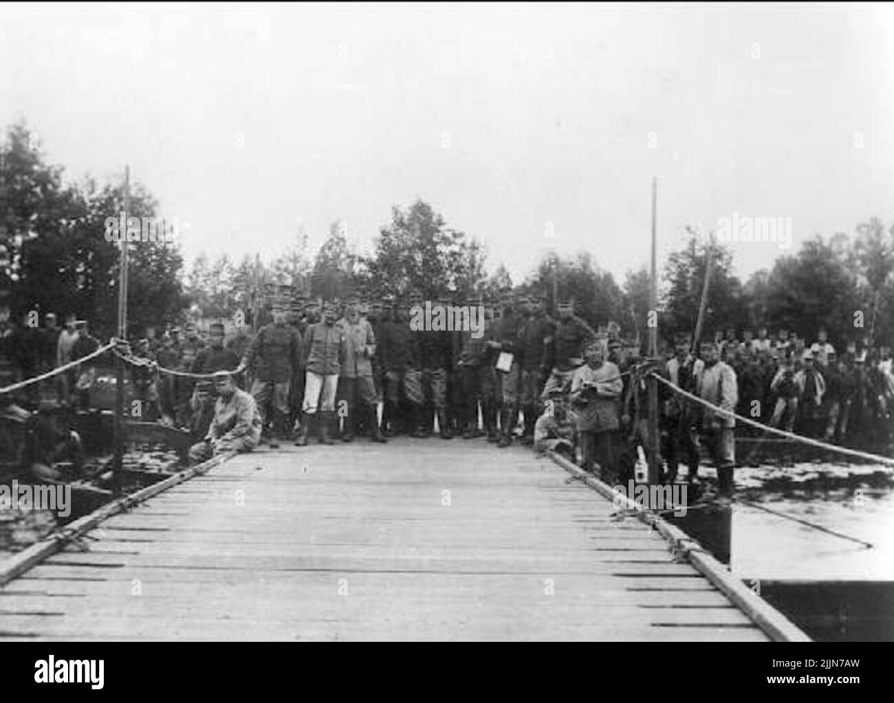 ING 2, Brückenreparatur der Kriegsbrücke bei Gullspång 1910. Sergeant Forsberg und Sergeant Aronsson..Objektkommentare: Die Frage scheint sich um den Bau eines, von rechts und teilweise fahrenden Fußweges und teilweise laufenden Baus eines sogenannten zu handelt. Feldbrücke (sogenannter Emergency Jetty). Links ist ein Pfahlkran für Eis von Pålartill Fältbrons Stützelement. Es gab Lager und den Übungsplatz. Siehe auch Magazin in Fortification Jahrgang 2002 Nr. 2, S. 38 ff. Stockfoto