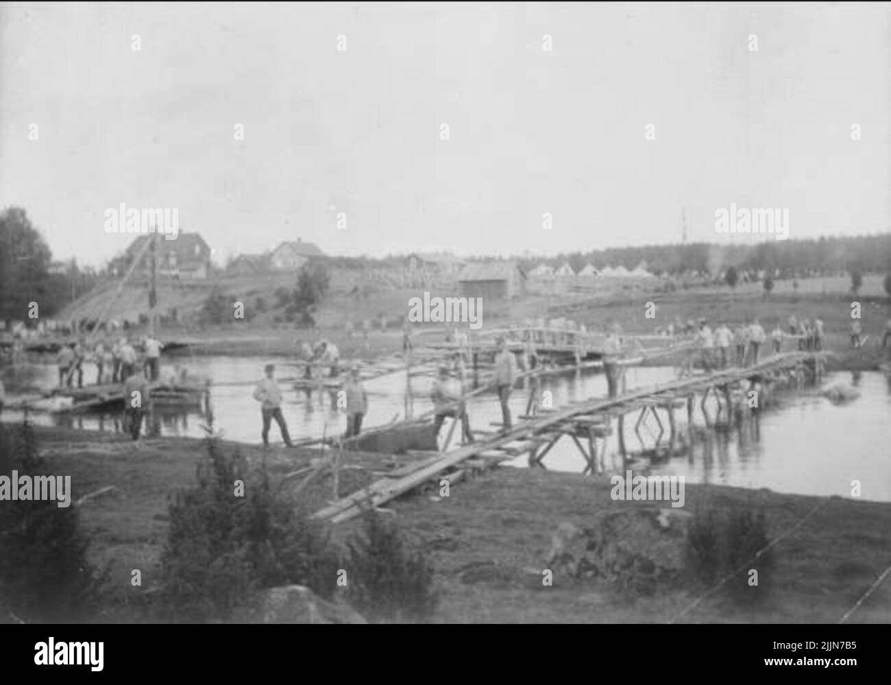 ING 2, Brückenreparatur der Kriegsbrücke bei Gullspång 1910..Objektkommentare: Es scheint sich um den Bau eines von rechts aus teils fahrenden Fußweges und teils laufenden Baus eines sogenannten. Feldbrücke (sogenannter Emergency Jetty). Links ist ein Pfahlkran für Eis von Pålartill Fältbrons Stützelement. Es gab Lager und den Übungsplatz. Siehe auch Magazin in Fortification Jahrgang 2002 Nr. 2, S. 38 ff. Stockfoto