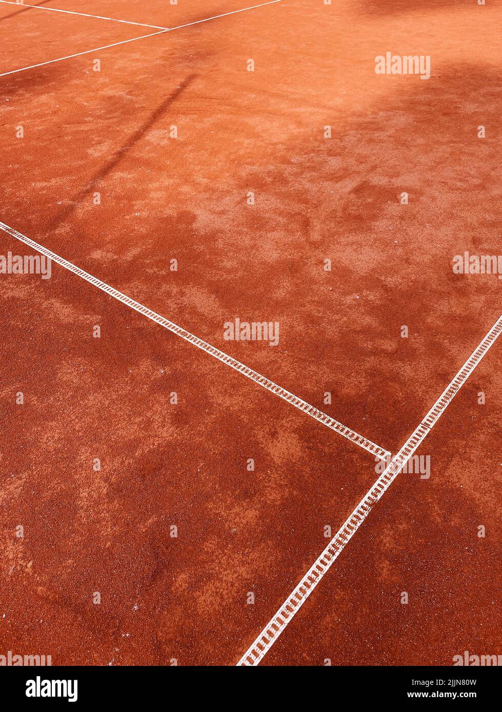 Nahaufnahme eines orangefarbenen Hartplatz-Tennisplatzes Stockfoto