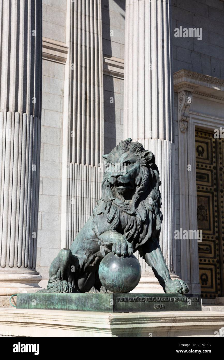 Bronzeskulptur des Löwen am Eingang des Abgeordnetenkongresses. Spanisches Parlament. Gebäude des Palacio de las Cortes. Madrid, Spanien Stockfoto