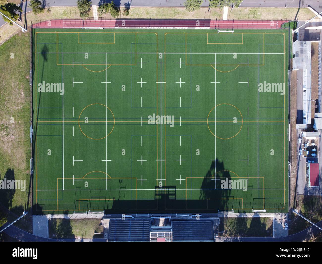 Ein Blick aus der Vogelperspektive auf das Fußballstadion der Universität. Portugal Stockfoto