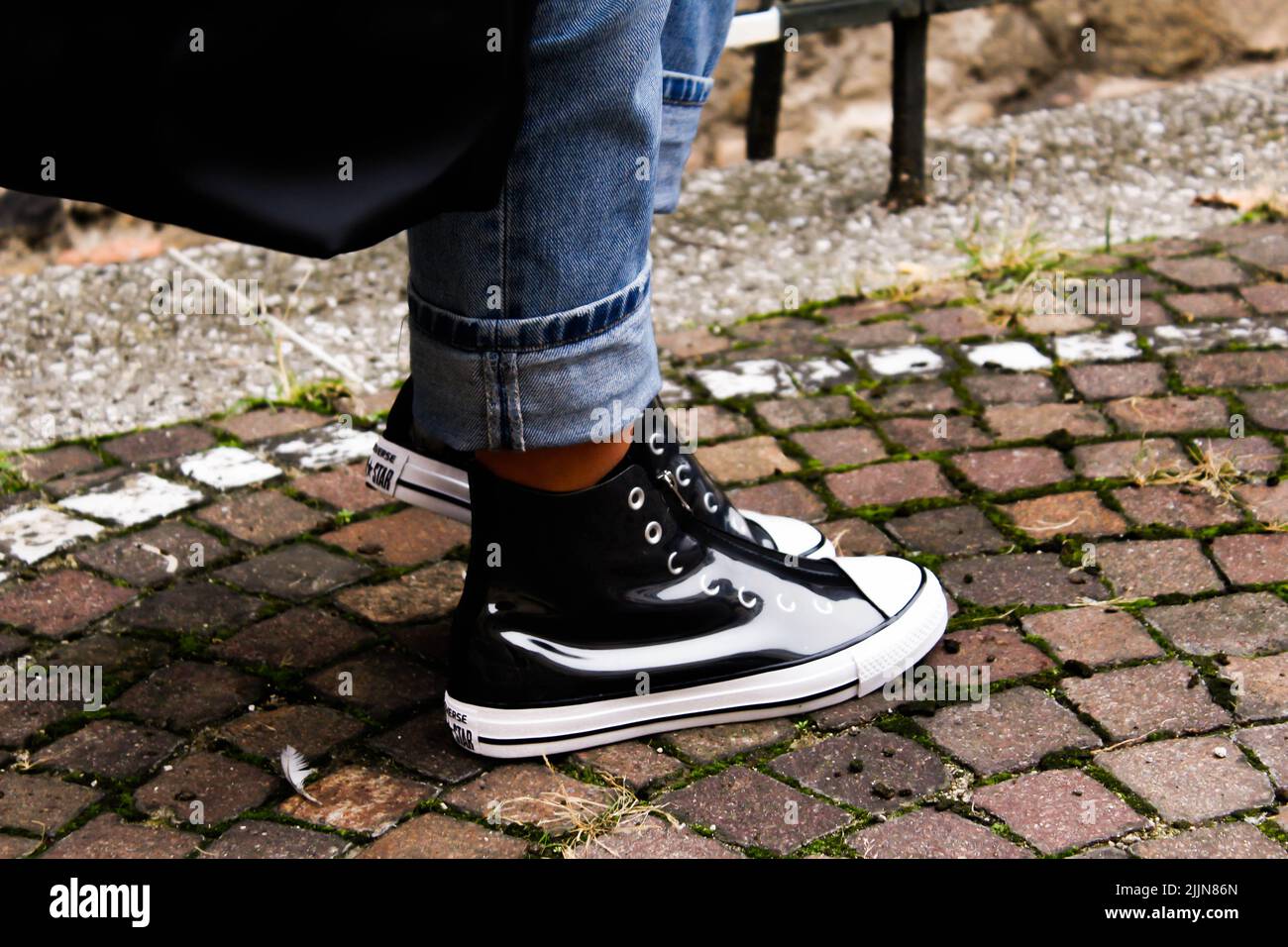 Black converse shoe -Fotos und -Bildmaterial in hoher Auflösung – Alamy