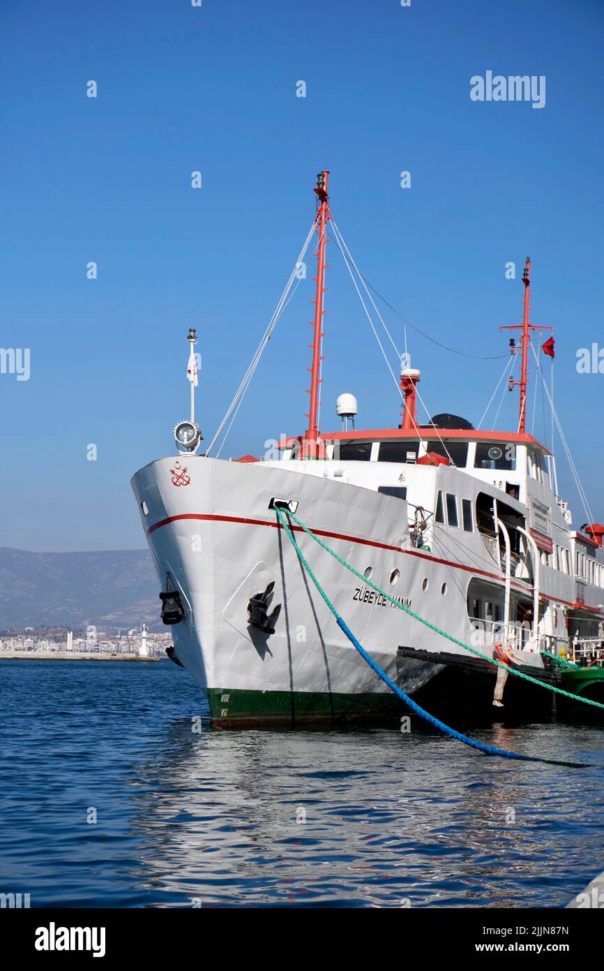 Eine vertikale Aufnahme des Zubeyde Hanim Bootes in Izmir Alsancak Stockfoto