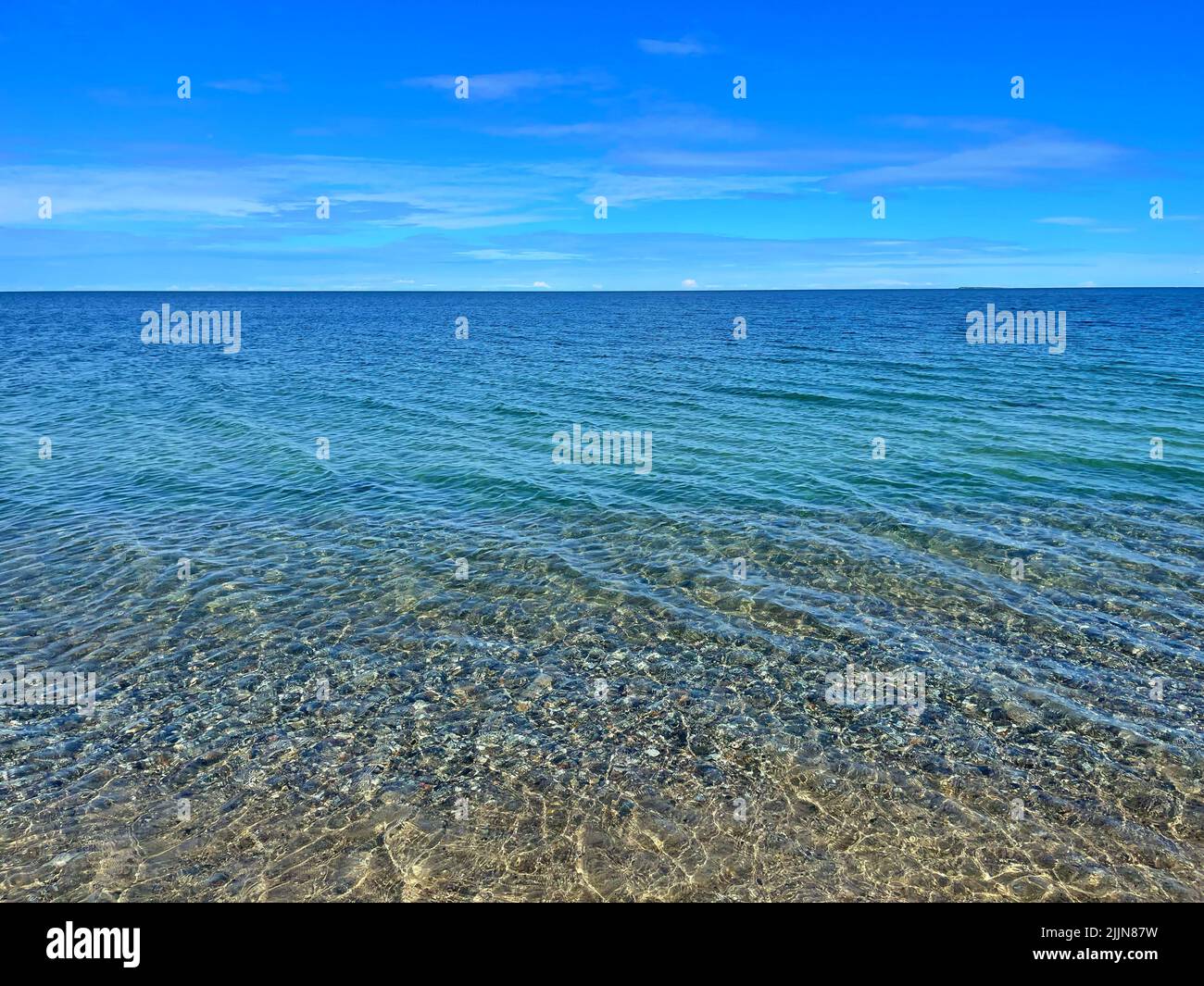 Horizont über dem klaren blauen Meer im Sommer, Nordby, Samsoe, Jütland, Dänemark Stockfoto