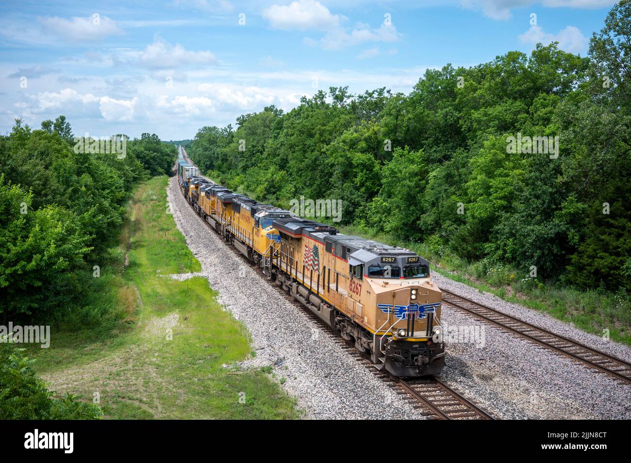 Eine Vogelperspektive des UP-Zuges besteht auf der Hauptlinie der BNSF Railroad an einem sonnigen Tag in Missouri, USA Stockfoto
