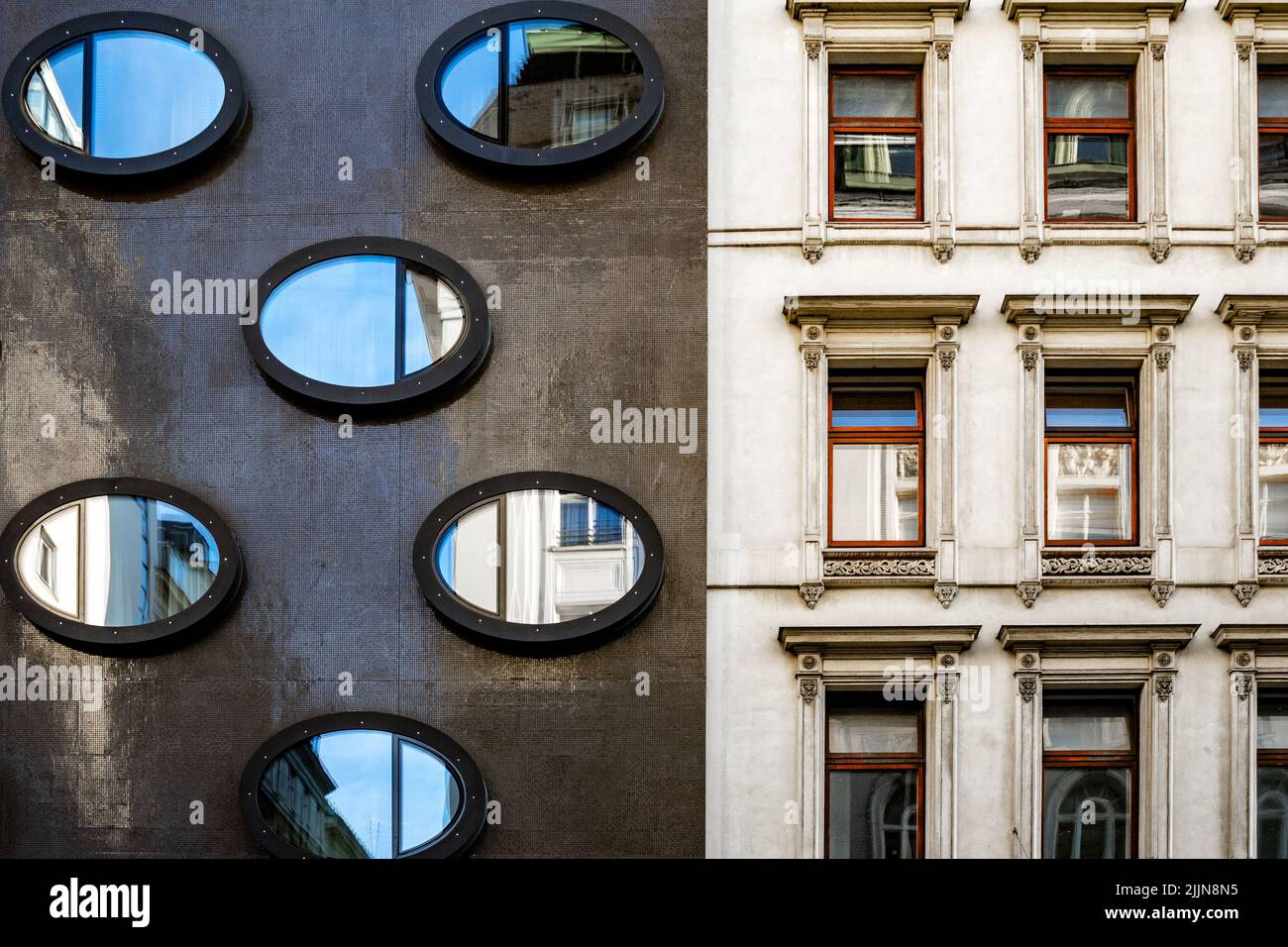Das Äußere von Gebäuden mit Glasfenstern reflektiert in Wien, Österreich Stockfoto