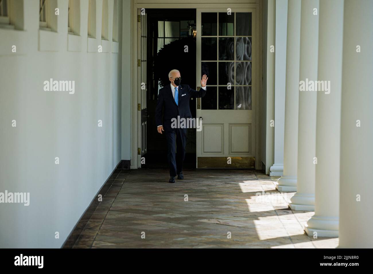 US-Präsident Joe Biden geht von der Residenz aus entlang der Kolonnade, um am Mittwoch, den 27. Juli, im Rosengarten des Weißen Hauses in Washington, D.C., zu sprechen. 2022. Biden beendete seine Isolation, nachdem er zweimal negativ auf Covid-19 getestet hatte, um seinen ersten Kampf mit einem Virus zu beenden, von dem das Weiße Haus sagt, dass es dank Impfstoffen und neuen Behandlungen leichter handhabbar geworden sei. Foto von Samuel Corum/Pool/ABACAPRESS.COM Stockfoto