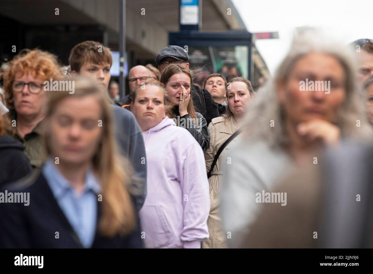 Kopenhagen -05/07/2022. Tausende von Menschen versammeln sich, um nach Massenschießerei in der Field Mall in Kopenhagen Blumen zu legen und ihren Respekt zu zollen. Stockfoto