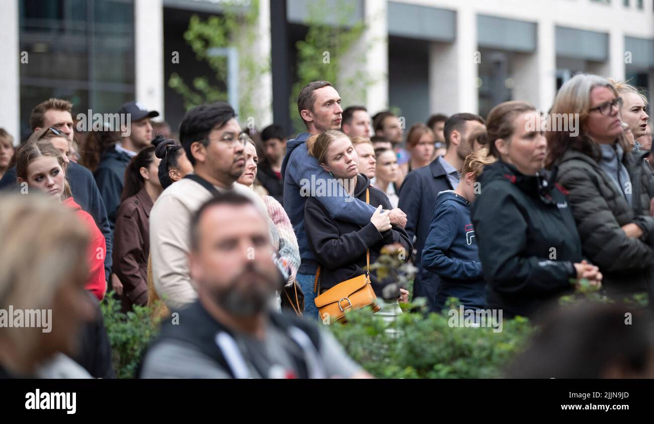 Kopenhagen -05/07/2022. Tausende von Menschen versammeln sich, um nach Massenschießerei in der Field Mall in Kopenhagen Blumen zu legen und ihren Respekt zu zollen. Stockfoto