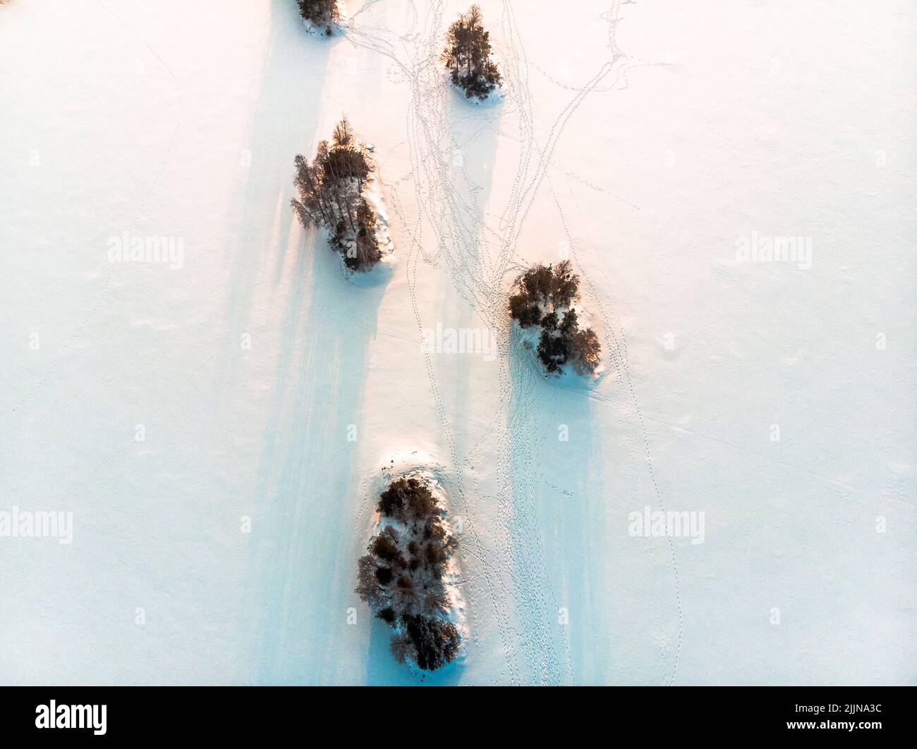 Eine Luftaufnahme der verschneiten Landschaft während des Sonnenuntergangs Stockfoto