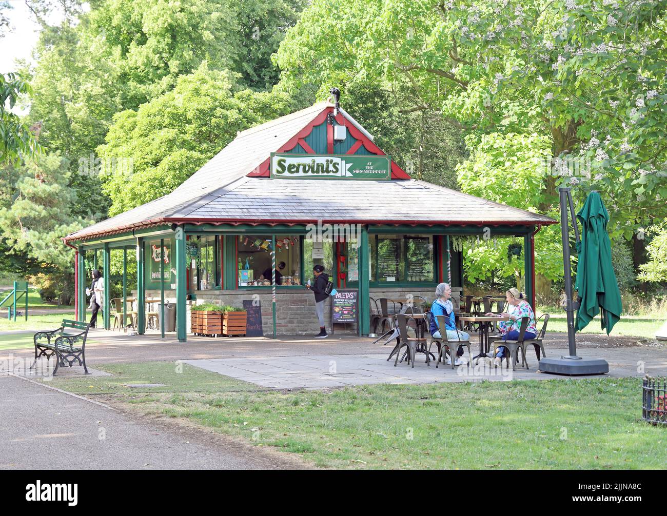 Menschen, die die Sonne genießen, das Outdoor-Café Summer House, Bute Park / Castle Grounds, Cooper's Field, Central Cardiff, Juli 2022. Sommer. Stockfoto