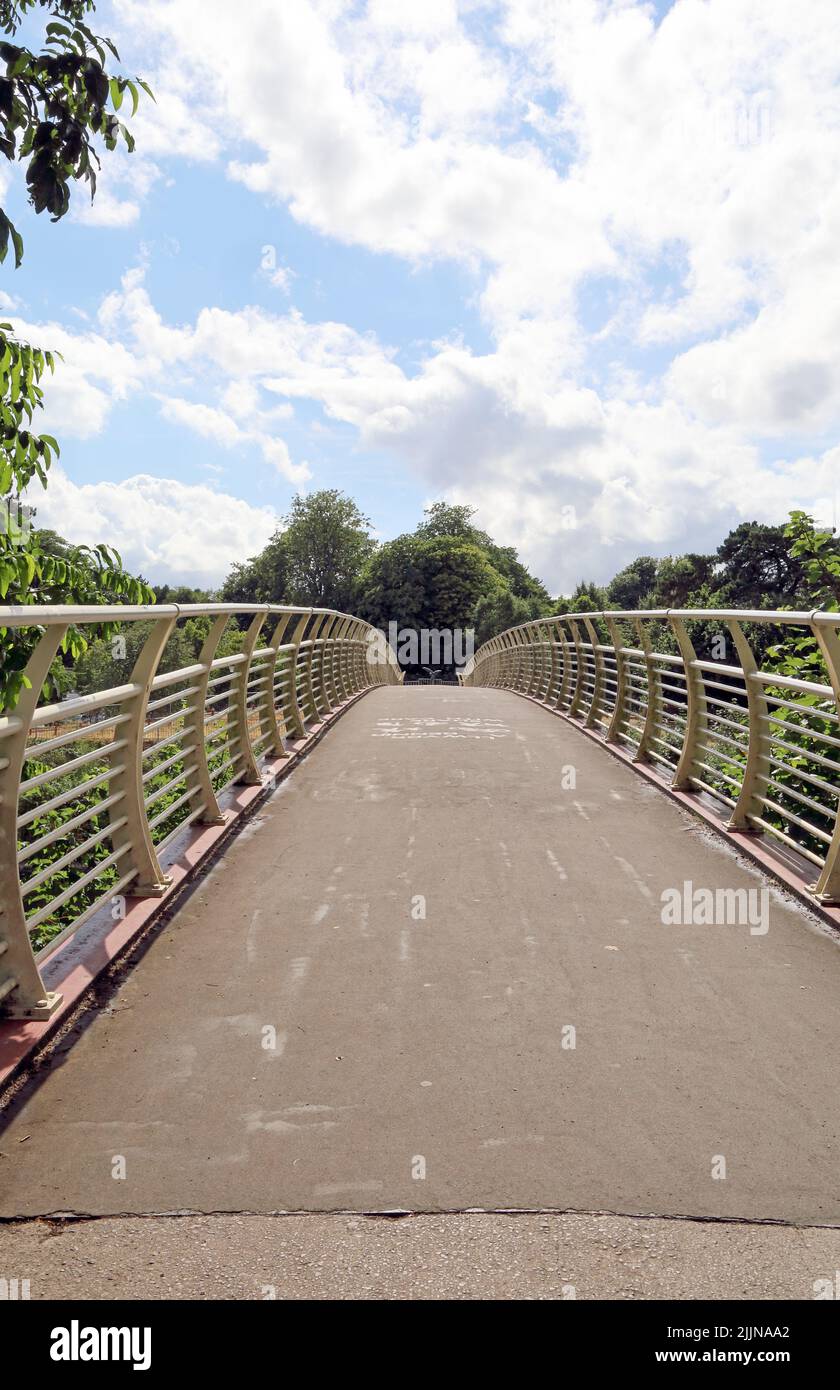 Millennium Footbridge from Bute Park to Sofia Gardens across the River Taff, Central Cardiff, Juli 2022. Sommer. Stockfoto