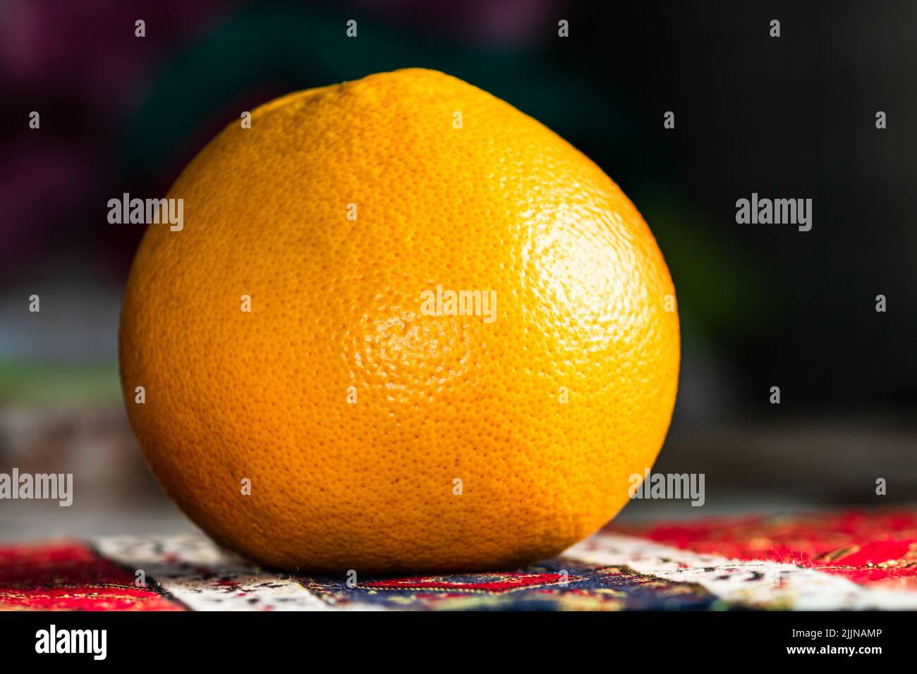 Eine Orangenfrucht auf dem Tisch. Gesunde Früchte Stockfoto