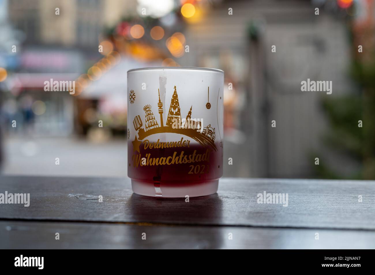 Nahaufnahme einer Teetasse mit Text weihnachtsstadt auf Deutsch. Dortmunder Weihnachtsmarkt. Stockfoto