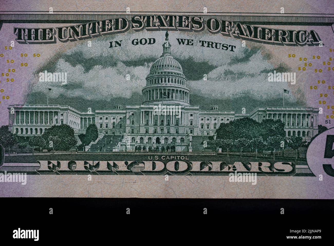 Eine Nahaufnahme von fünfzig Dollar auf schwarzem Hintergrund Stockfoto