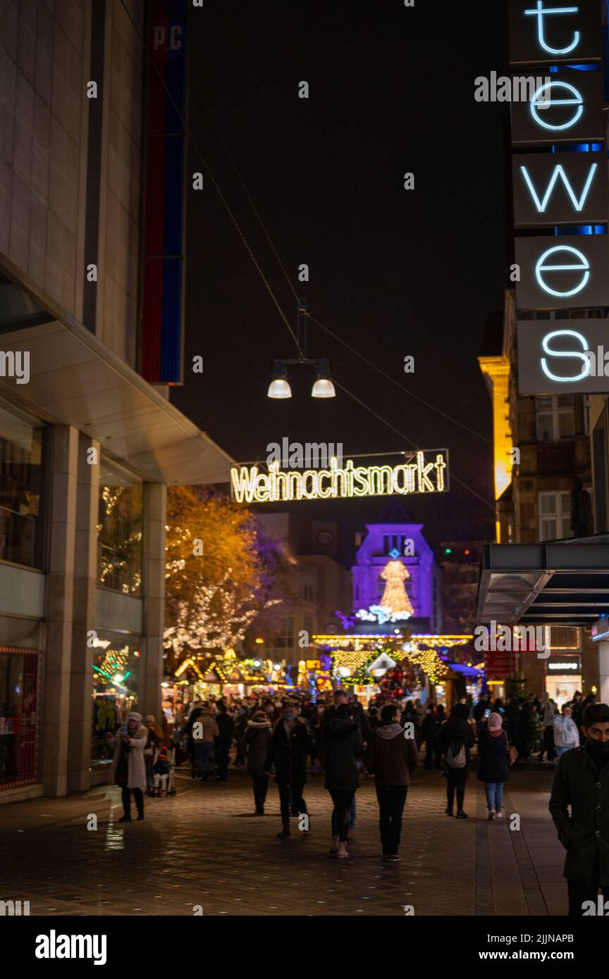 Eine vertikale Aufnahme der Menschen auf dem Dortmunder Weihnachtsmarkt 2021. Deutschland. Stockfoto