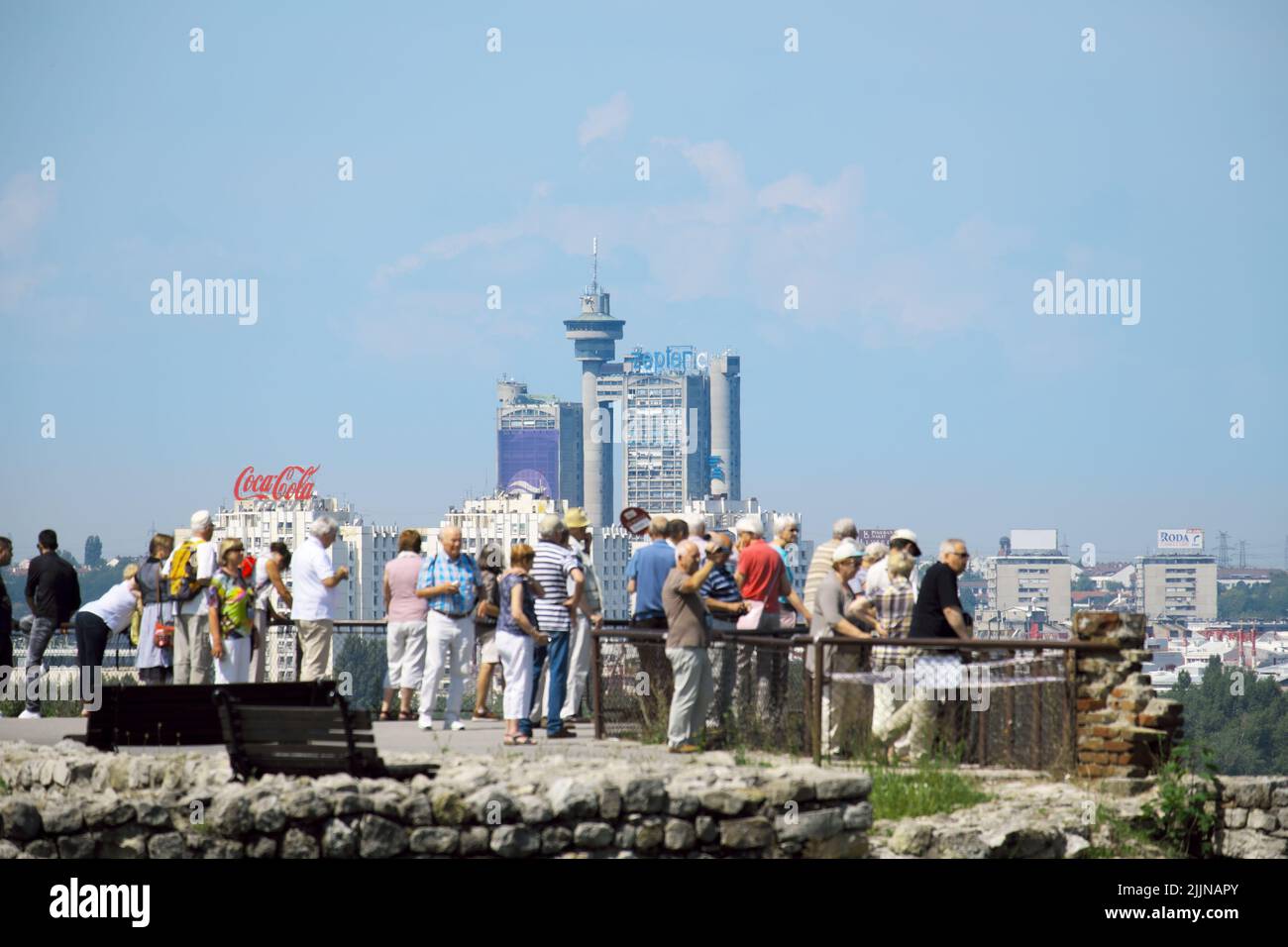 Tourgruppe in Belgrad, der Hauptstadt Serbiens, konzentriert sich auf den Hintergrund von Wolkenkratzern und blauem Himmel Stockfoto