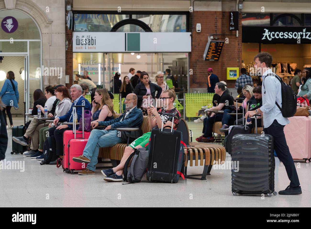 London, Großbritannien. 27.. Juli 2022. Am Bahnhof Victoria warten Passagiere auf Züge, während die Eisenbahner einen 24-stündigen Spaziergang machen. Mehr als 40.000 Beschäftigte aus 14 Eisenbahnunternehmen und Network Rail nehmen an der Arbeitskampfmaßnahme Teil, die von der RMT (National Union of Rail, Maritime and Transport Workers) im Rahmen eines anhaltenden Streiks über Lohn, Arbeitsplätze und Bedingungen nach drei Tagen Streiks im Juni einberufen wurde. Quelle: Wiktor Szymanowicz/Alamy Live News Stockfoto