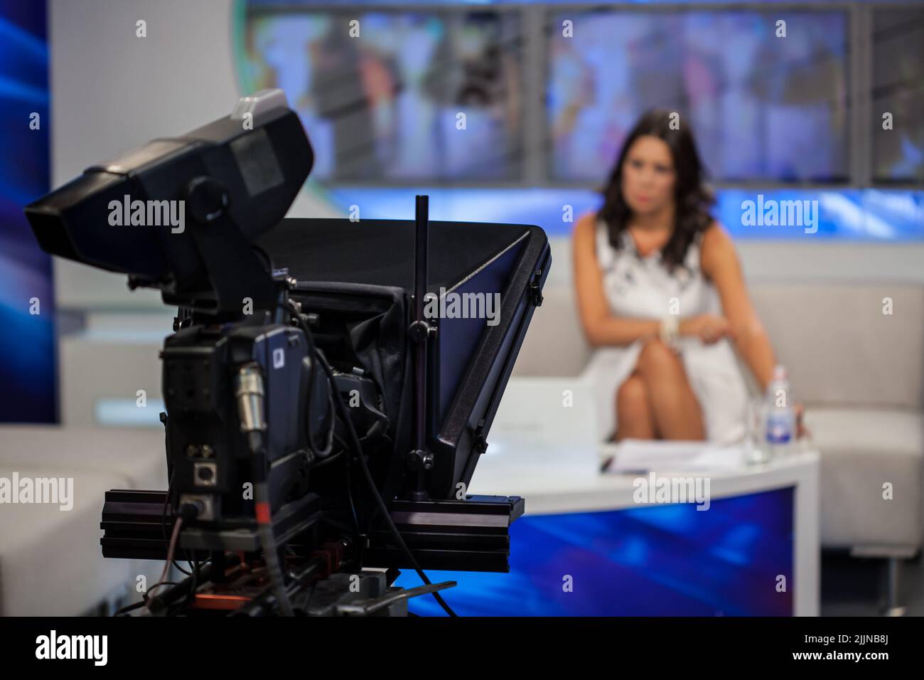 Eine Videokamera – Aufnahme von Sendungen im Fernsehstudio – Fokus auf die Kamera Stockfoto
